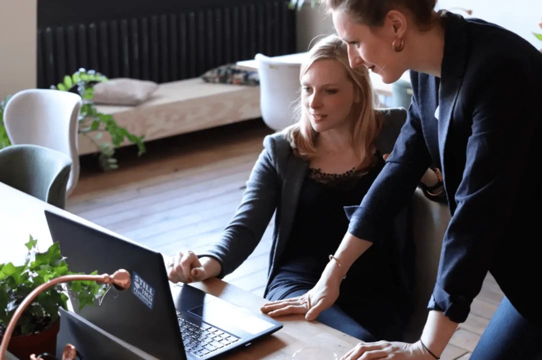 zwei Manager diskutieren Lern- und Entwicklungsstrategie